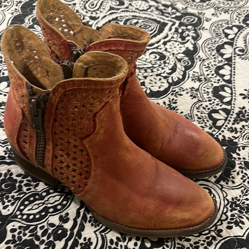 Reddish/tan cirlcle g by corral leather cutout booties size 8 - Picture 3 of 4